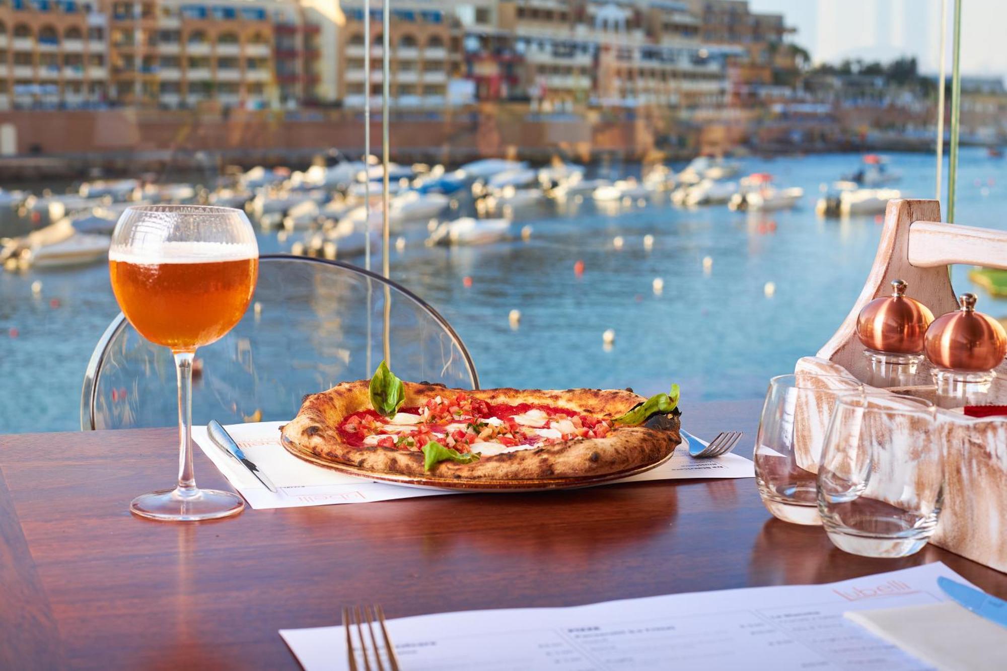 Intercontinental Malta By Ihg Hotel St. Julian's Exterior foto A glass of beer and a pizza
