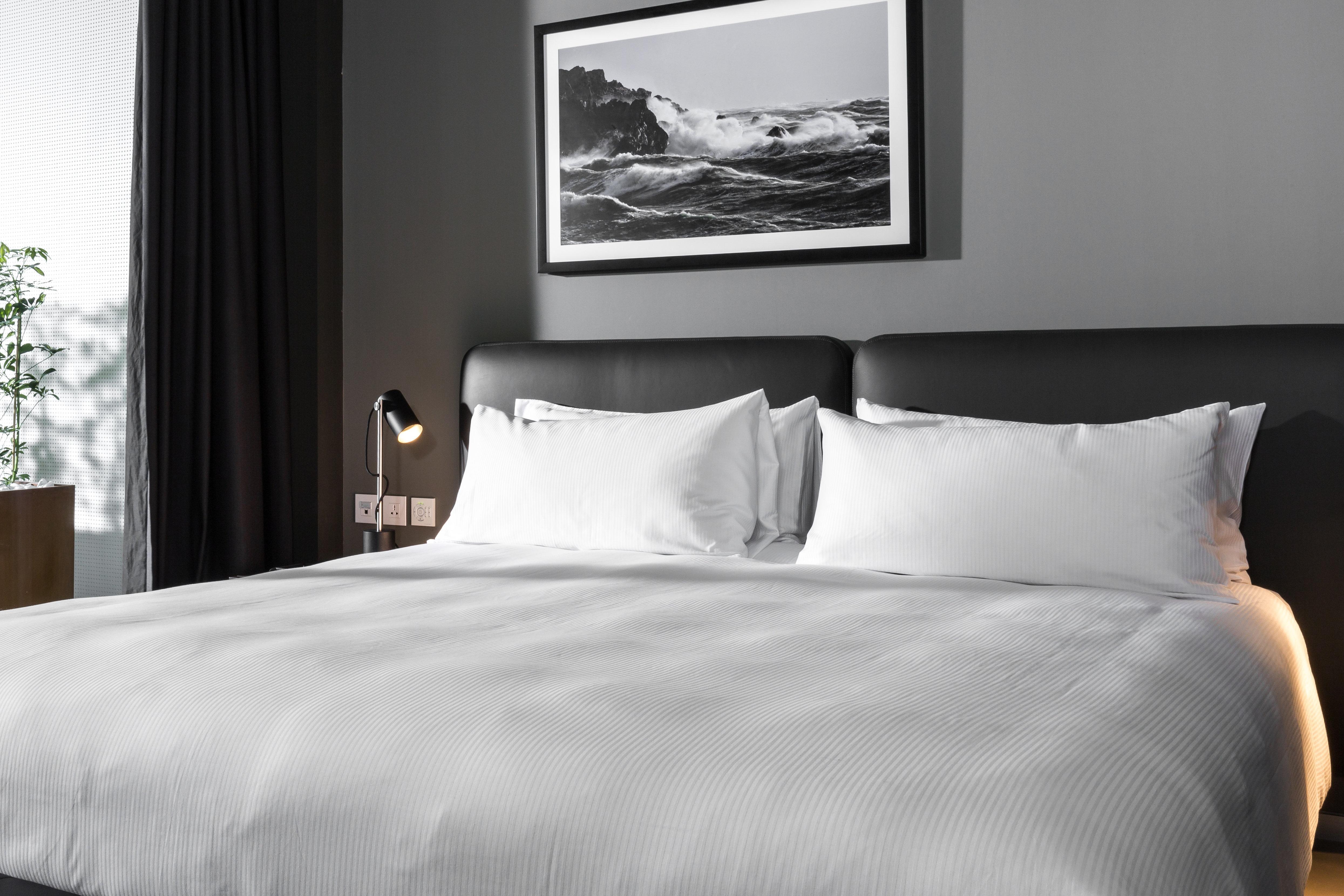 Intercontinental Malta By Ihg Hotel St. Julian's Exterior foto A bed with two pillows