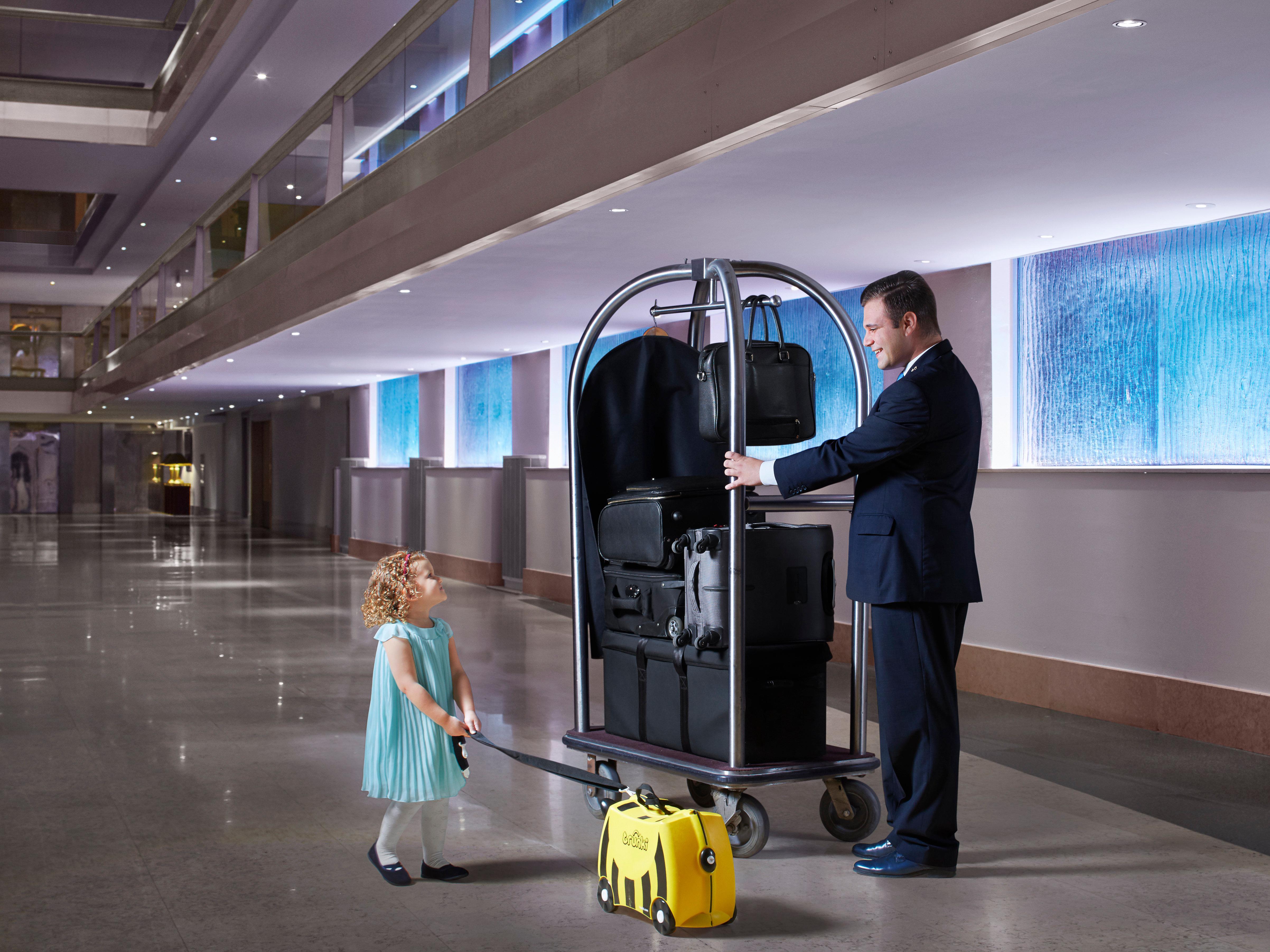 Intercontinental Malta By Ihg Hotel St. Julian's Exterior foto A bellboy with a luggage cart