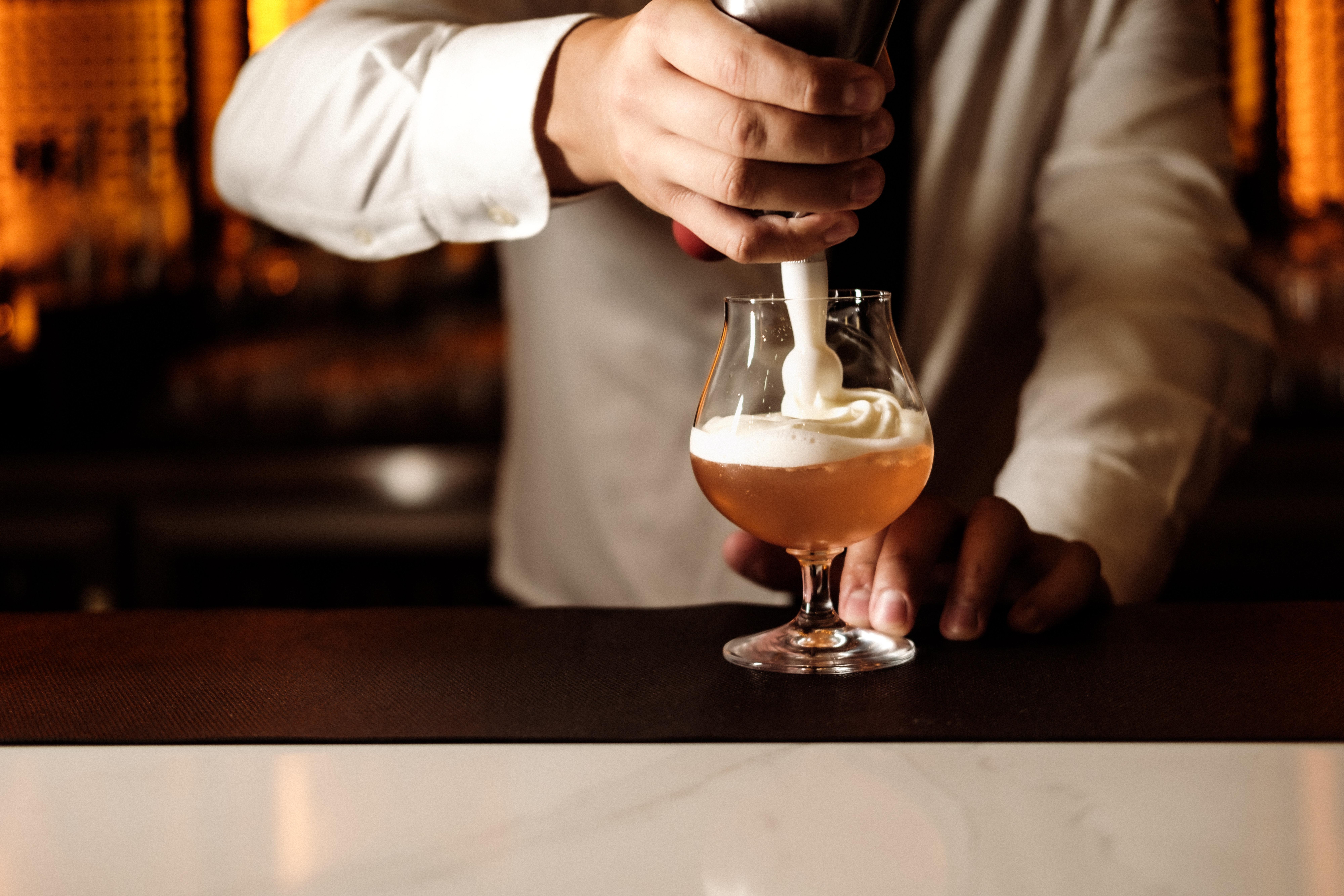 Intercontinental Malta By Ihg Hotel St. Julian's Exterior foto A bartender mixing a cocktail
