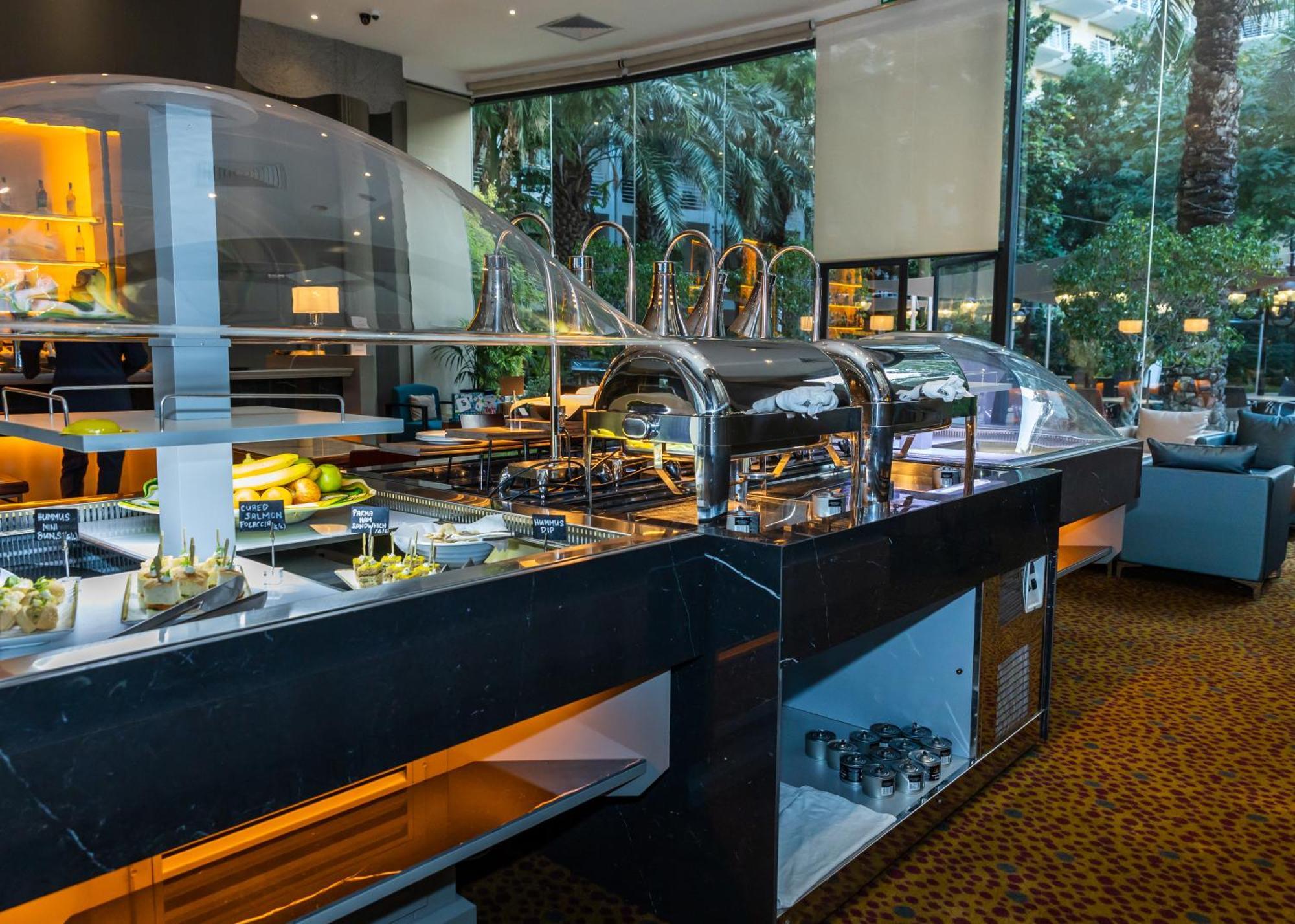 Intercontinental Malta By Ihg Hotel St. Julian's Exterior foto The buffet at the lobby